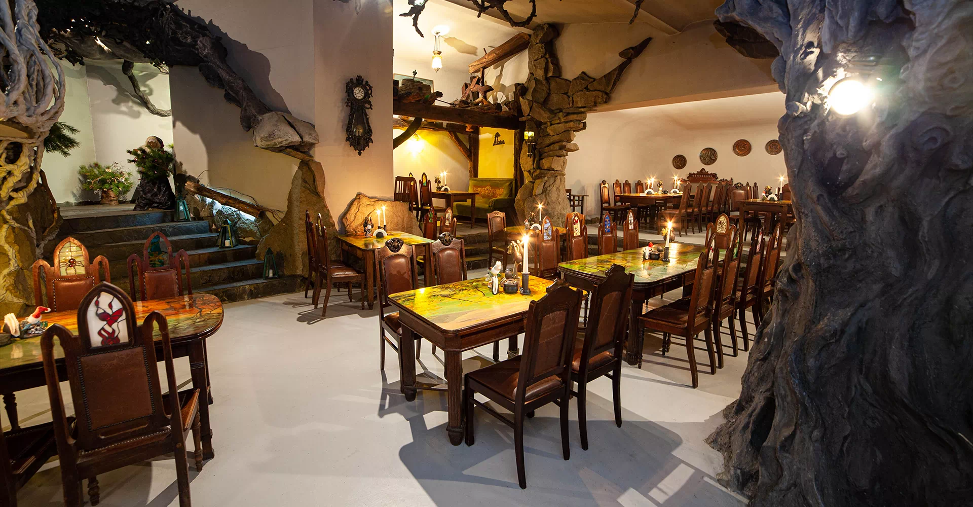 sala z krzesłami i stołami w restauracji